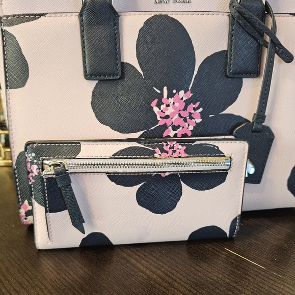 EUC. Kate Spade cameron grand floral purse 👛 with matching wallet. - Picture 11 of 15